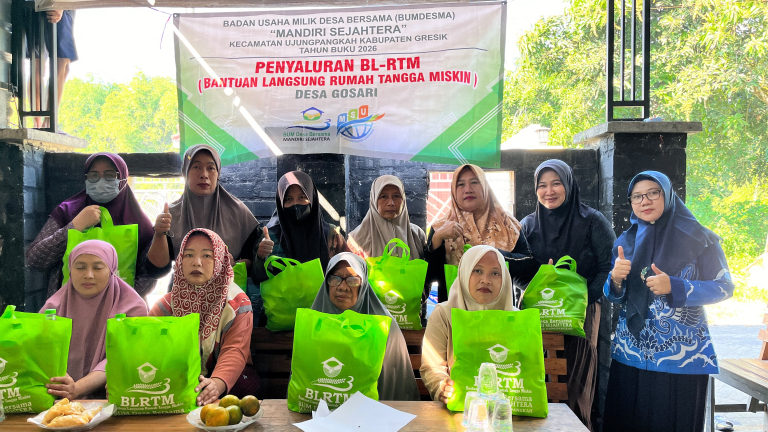 Peduli Warga Miskin. BUMDesma sejahtera Ujungpangkah sebar paket ke sepuluh desa