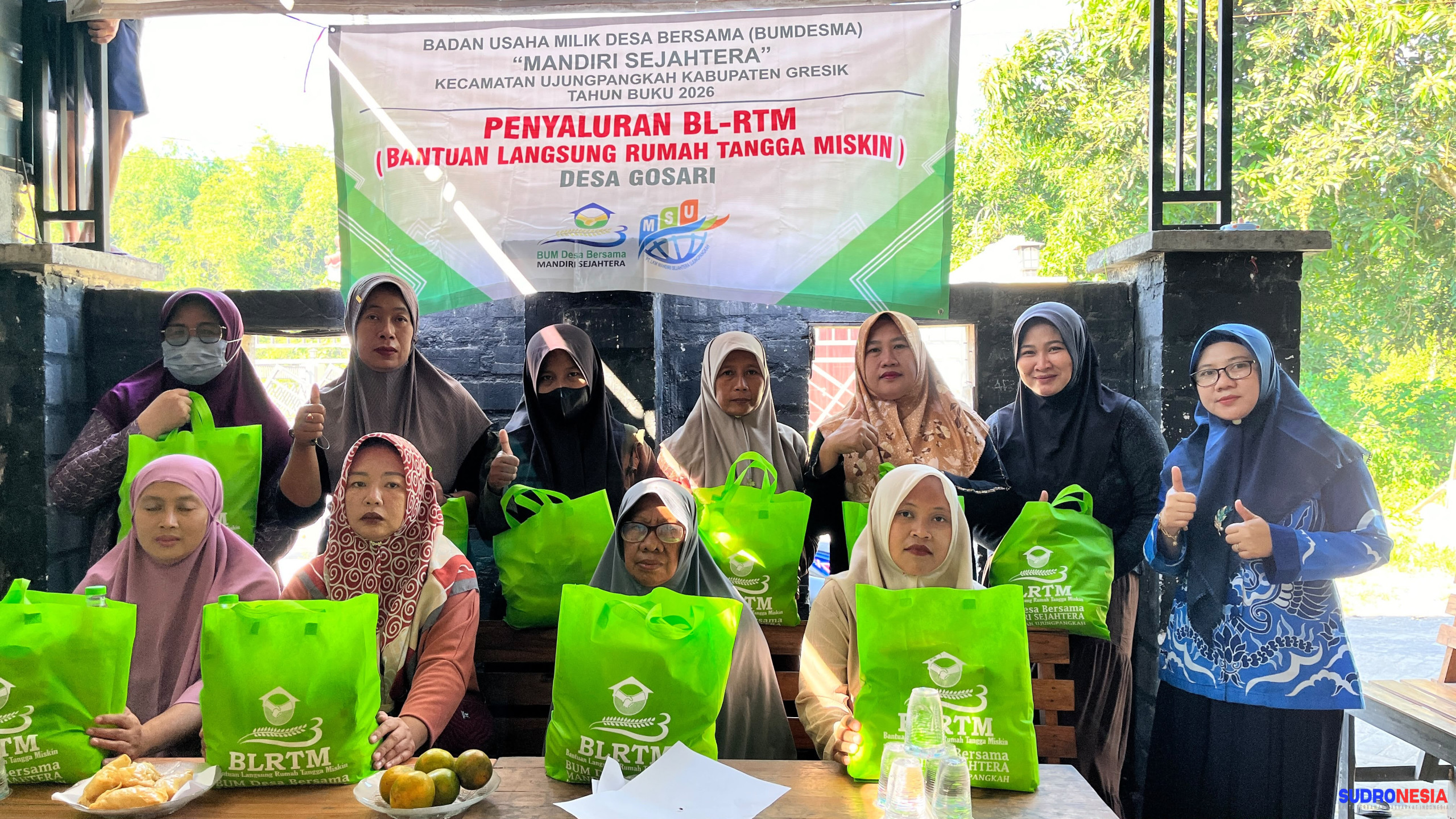 Peduli Warga Miskin. BUMDesma sejahtera Ujungpangkah sebar paket ke sepuluh desa