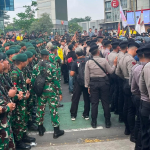 Mahasiswa Tertahan Blokade Aparat, Aksi Demonstrasi di Bundaran HI Berlangsung Tegang