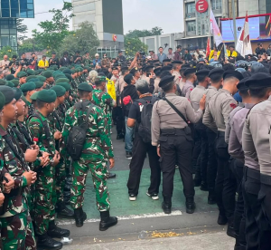 Mahasiswa Tertahan Blokade Aparat, Aksi Demonstrasi di Bundaran HI Berlangsung Tegang