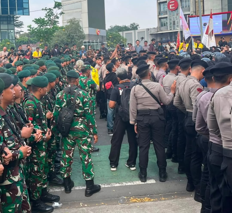 Mahasiswa Tertahan Blokade Aparat, Aksi Demonstrasi di Bundaran HI Berlangsung Tegang