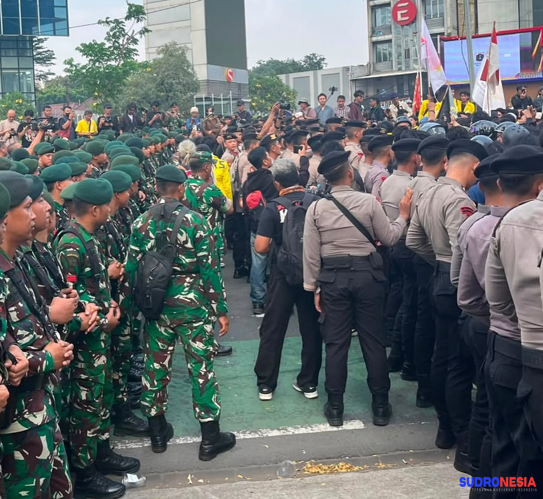 Mahasiswa Tertahan Blokade Aparat, Aksi Demonstrasi di Bundaran HI Berlangsung Tegang