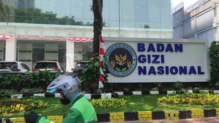 Belum genap sehari berganti pimpinan. Kantor BGN hari ini di geledah Kejagung